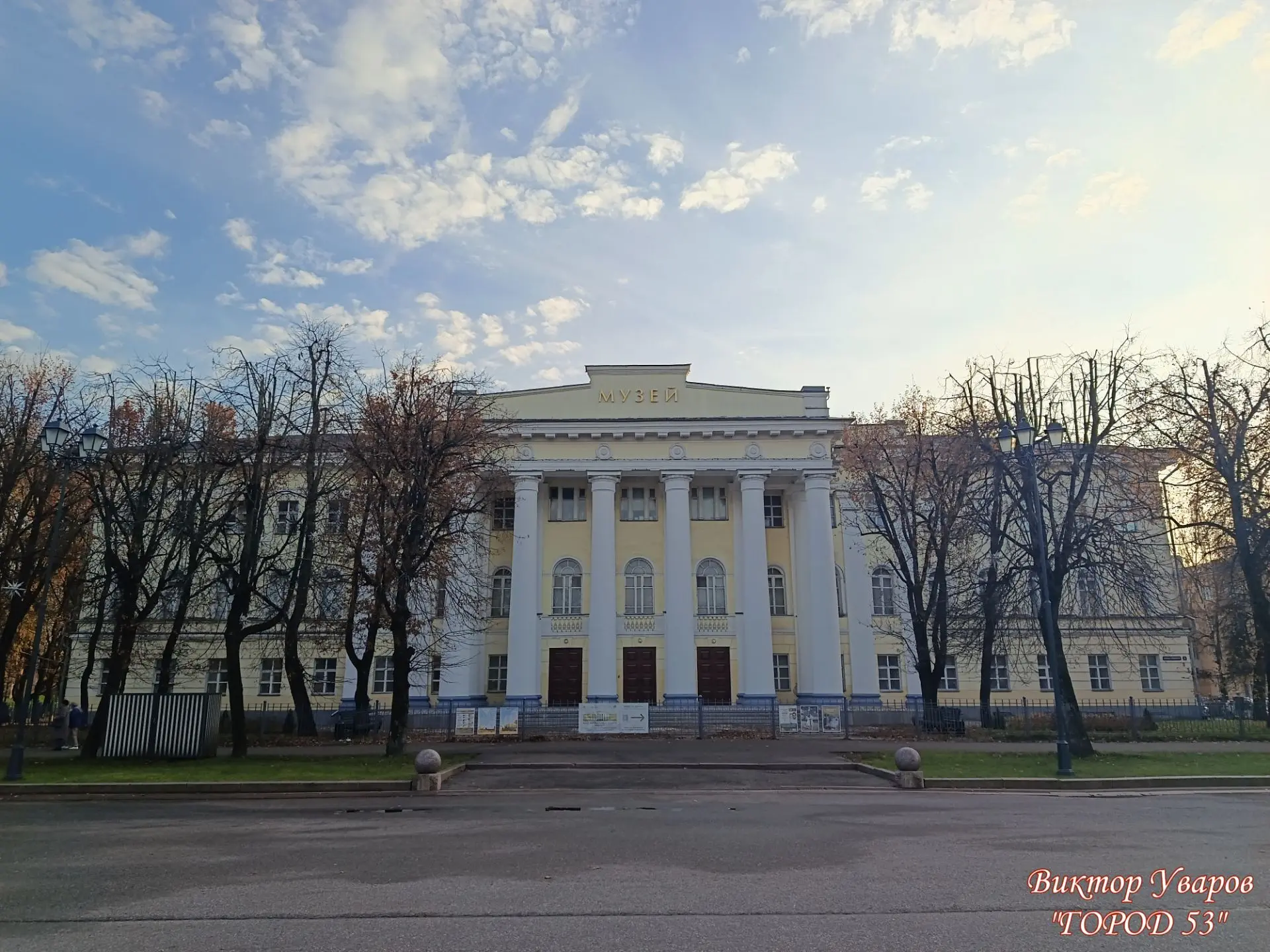 Возле Музея изобразительных искусств уже убрали строительные ограждения и строительный ...