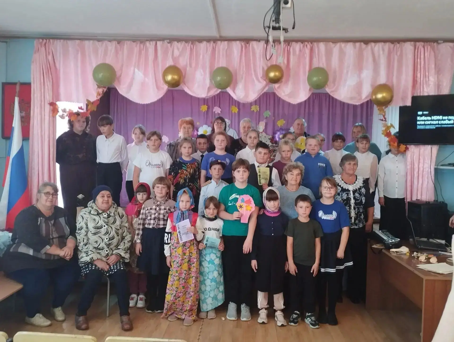 Праздник для самых родных: младшие школьники поздравили бабушек и дедушек