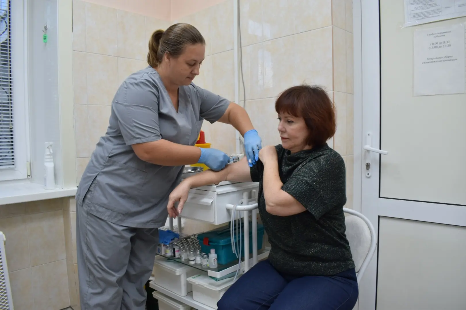 Врачи Онкологического диспансера ЕАО сделали прививку от гриппа 💉