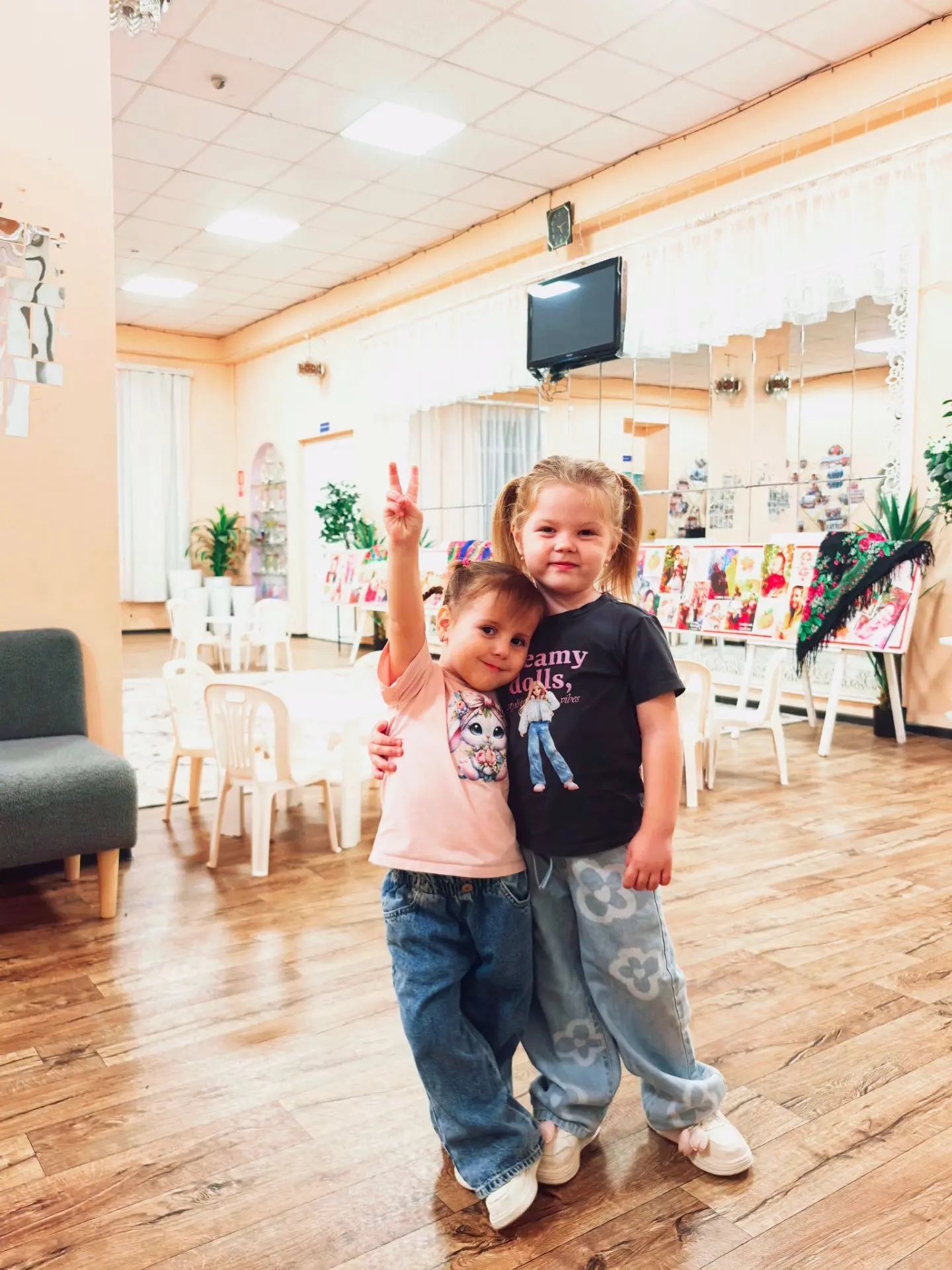 Гуляем с Алисиком, ждем девчонок с театрального занятия🤗