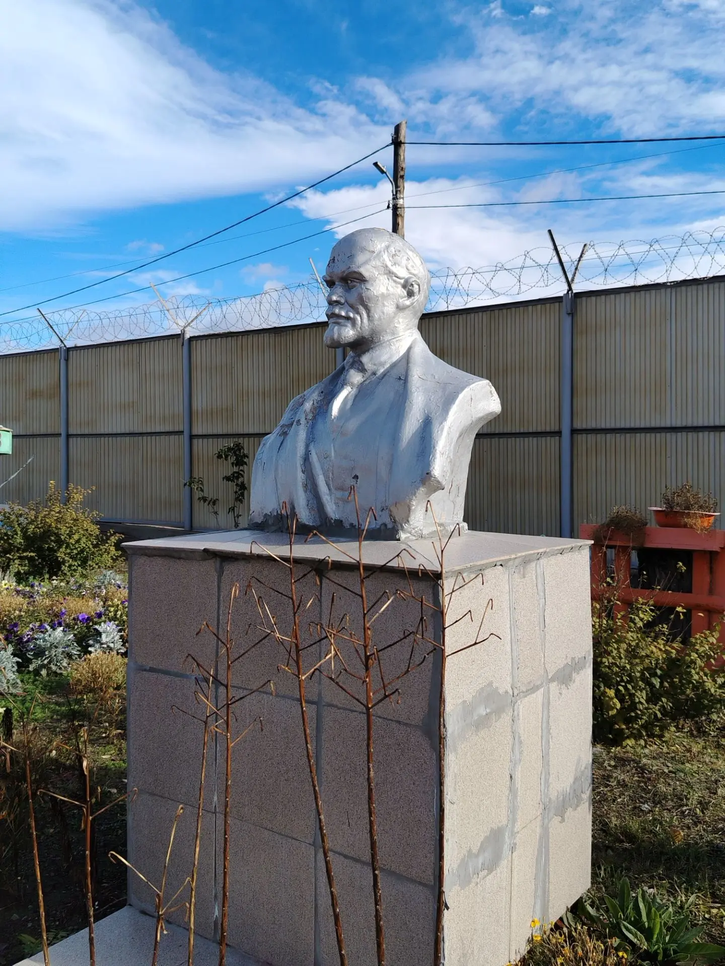 Ленин всегда молодой и как живой. Но где это он