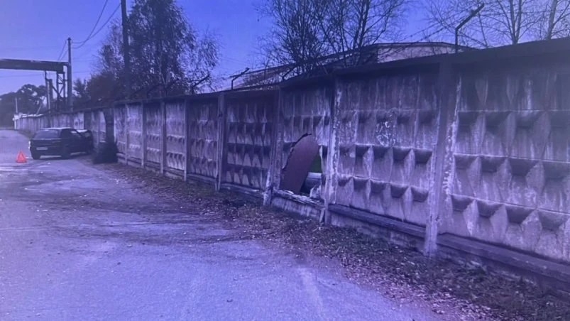 Пробила бетонный забор