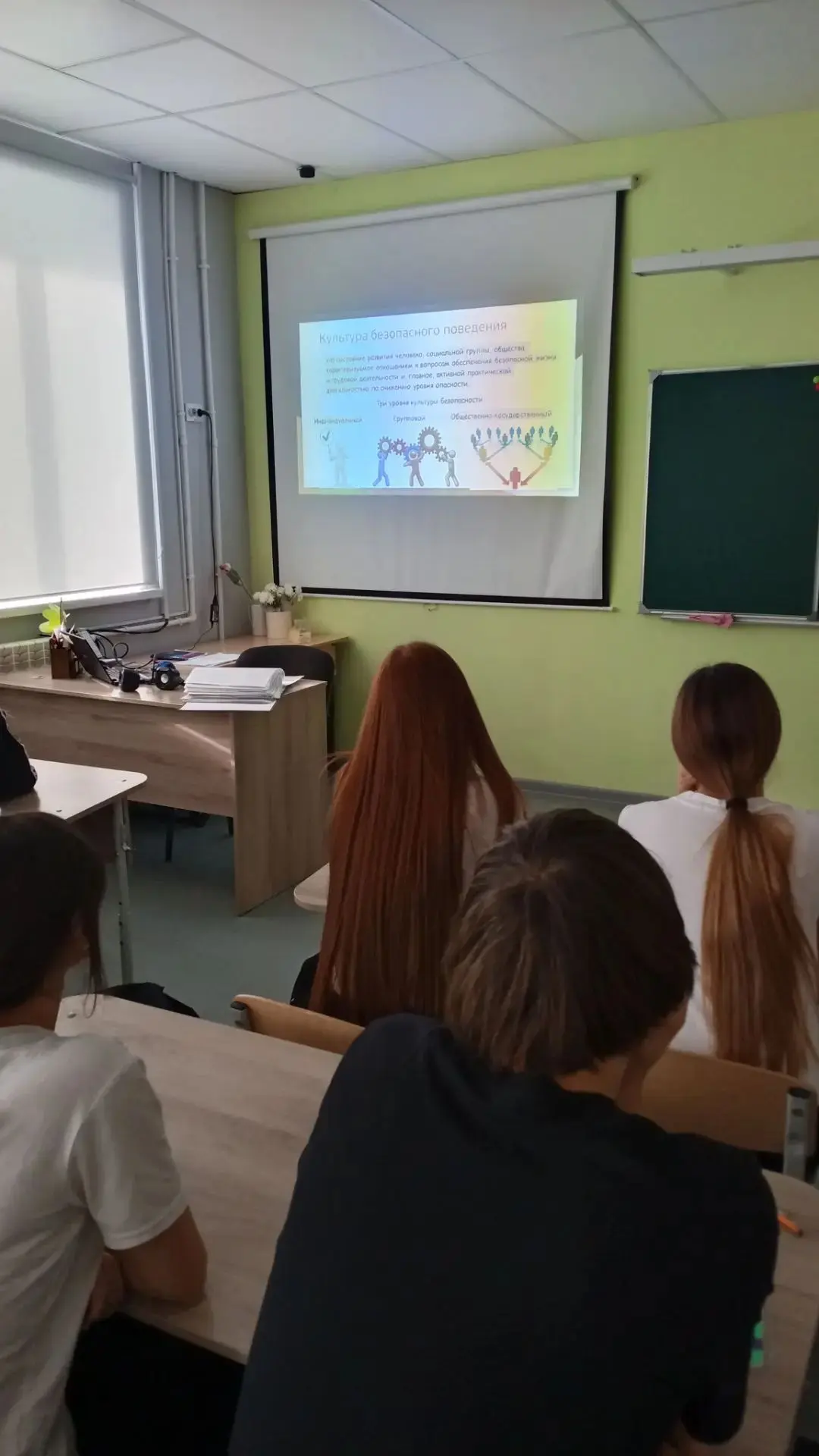 Сегодня в 9 Б классе классный руководитель Ганеева А. Н. провела классный час, посвящен...
