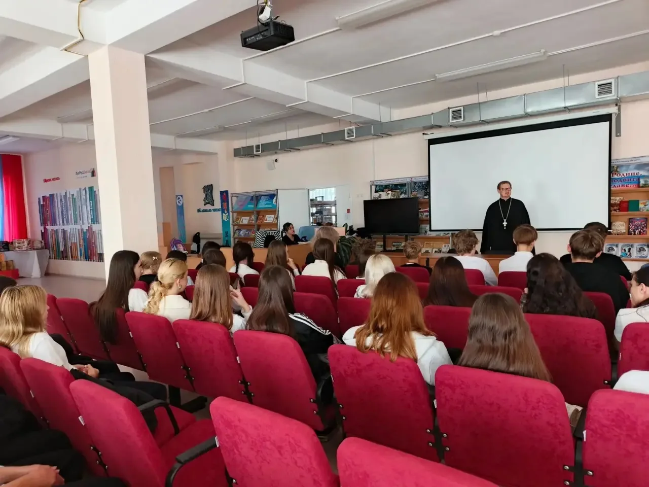 🕊️ О важном: встреча с отцом Василием в нашей школе