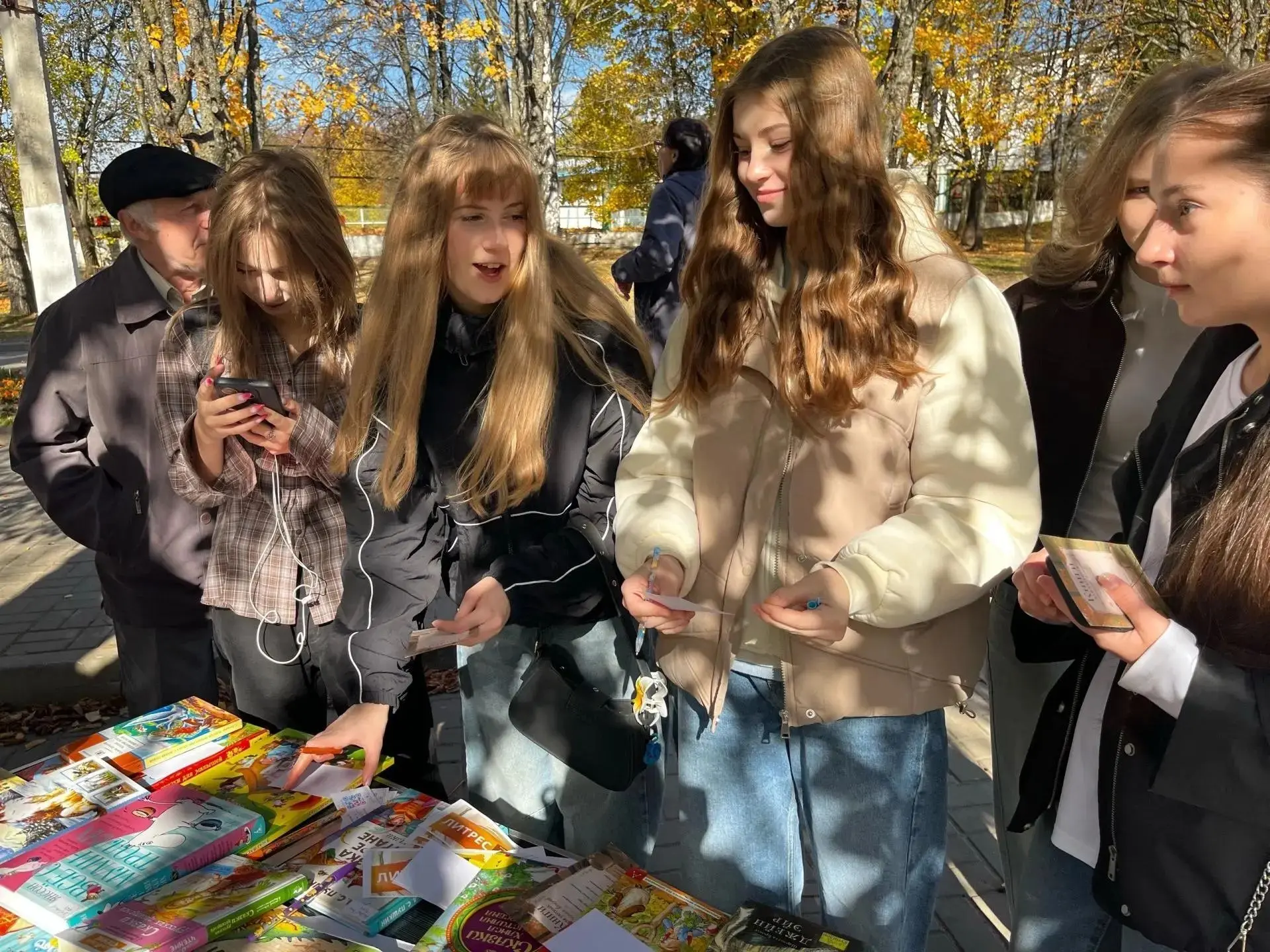 🍁Во Всемирный день чтения сотрудники Центральной городской библиотеки им. Е. И. Носова...
