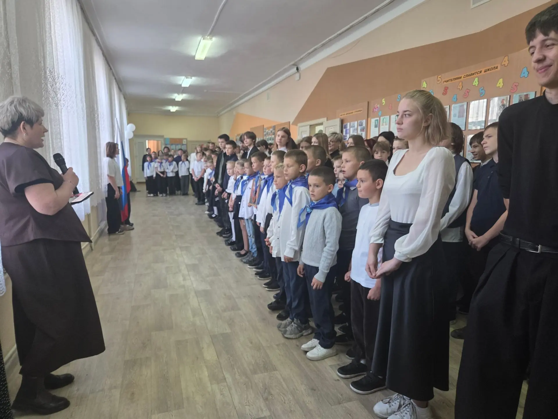 Сегодня в нашей школе состоялась еженедельная линейка, на которой напомнили ученикам: д...