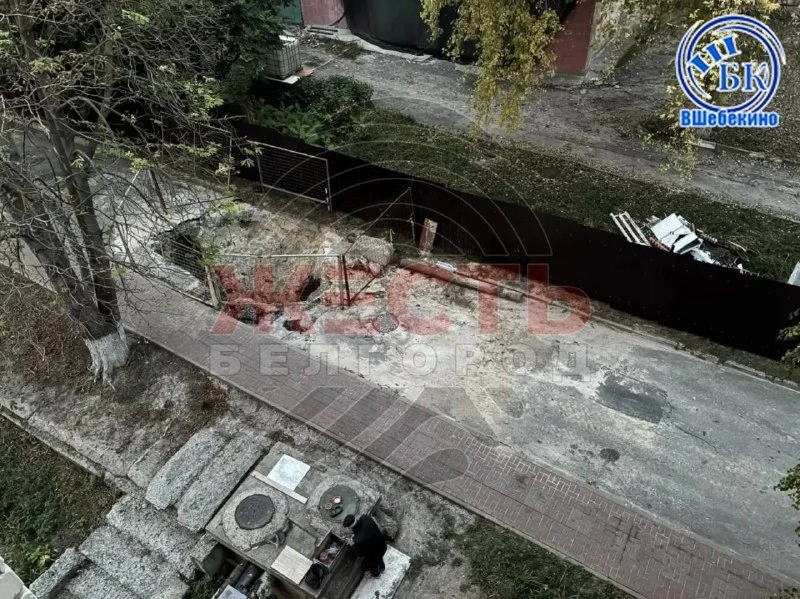 На улице Королёва, возле дома № 25, коммунальные службы оставили огромную яму после рем...