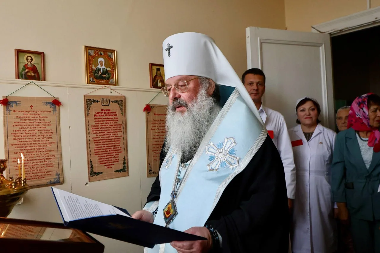 «Эта небольшая молитвенная комната освящена во имя святых Космы и Дамиана — известных ц...