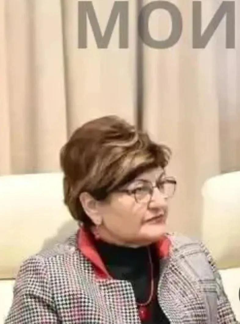 В гимназии №3 Аксае школьницам могут запретить ходить с распущенными волосами