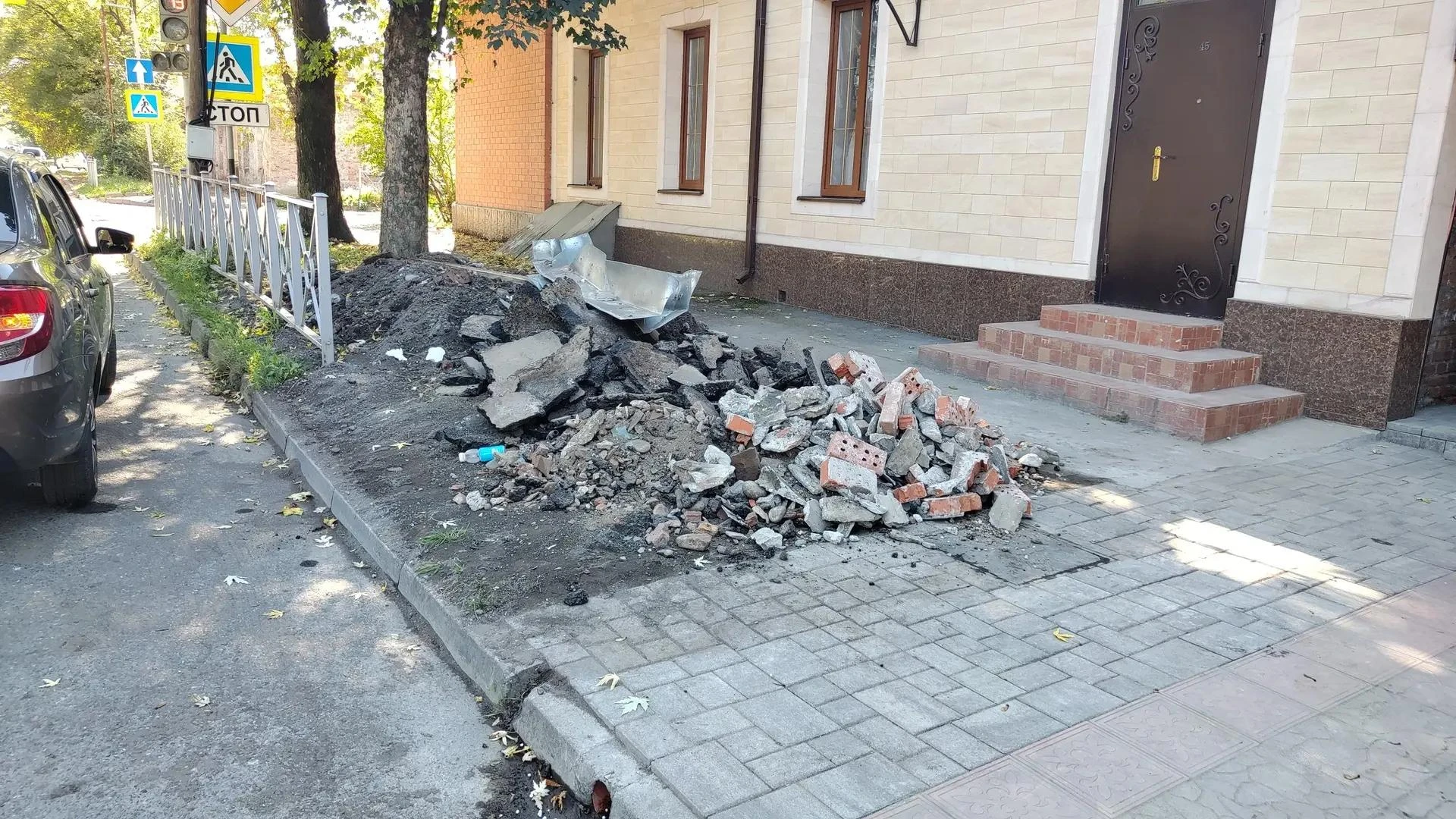 Незаконное складирование строительного мусора на муниципальной земле выявили специалист...