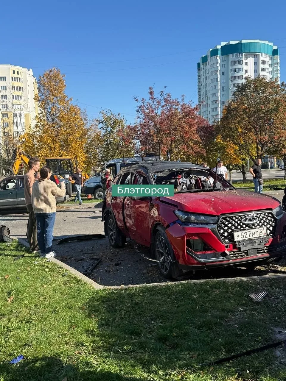 Обломки беспилотника упали на парковку на Щорса. Повреждено несколько автомобилей.