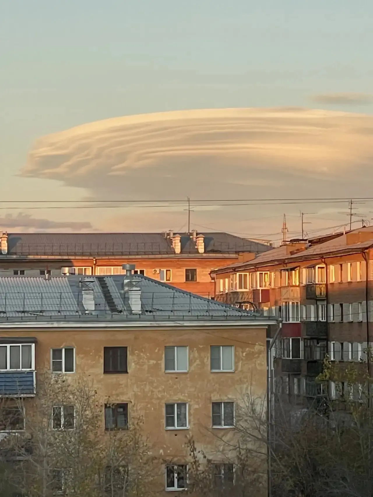 😍 Облако, похожее на летающую тарелку, заметили в небе над Улан-Удэ