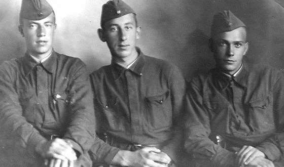 На снимке в центре — Владимир Басов, советский кинорежиссёр, актёр и сценарист, рядом с...
