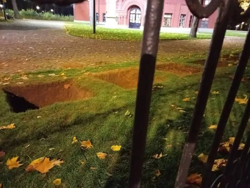 📍 В усадьбе Покровское-Стрешнево появились ямы