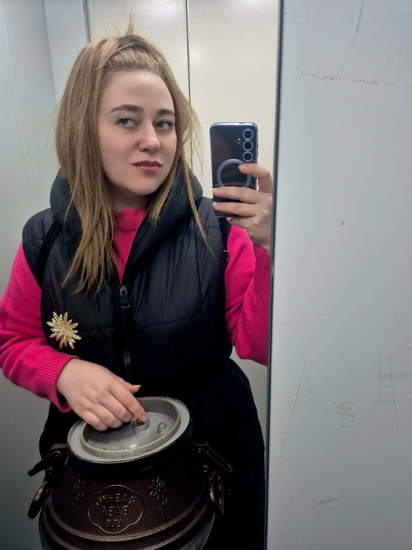 Это я со своим "сучьим" лицом поехала варить шурпу в гараж.