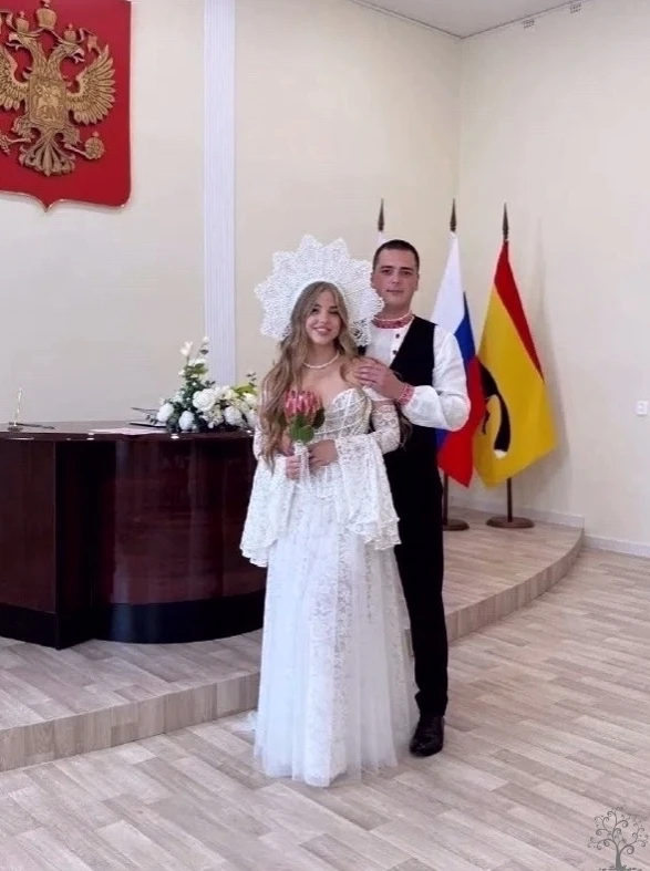 В Тотьме молодожёны сыграли свадьбу в современном русском стиле.