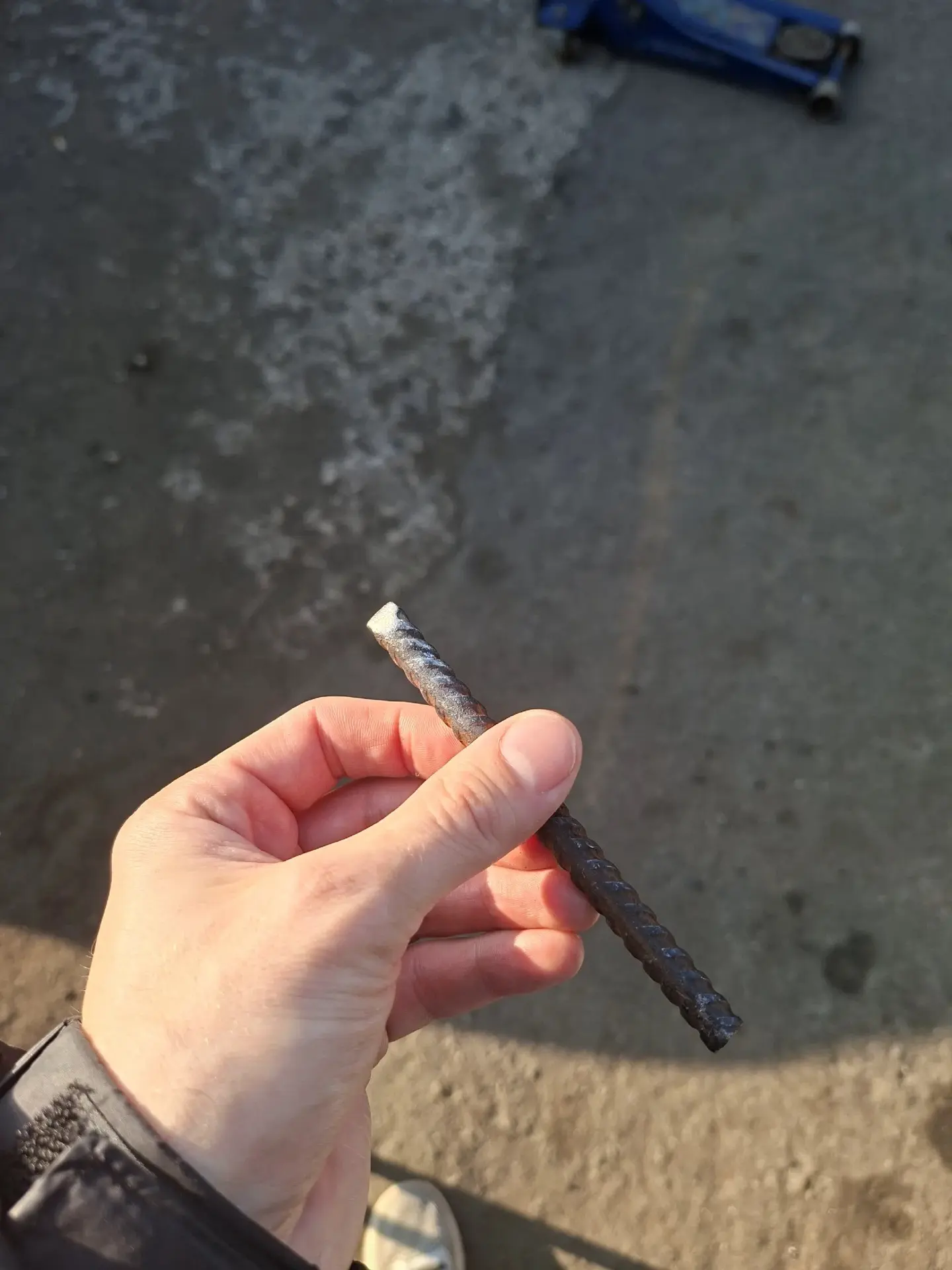 🤬На дороге по улице Спортивная, рядом с набережной, где сейчас ведётся строительство э...