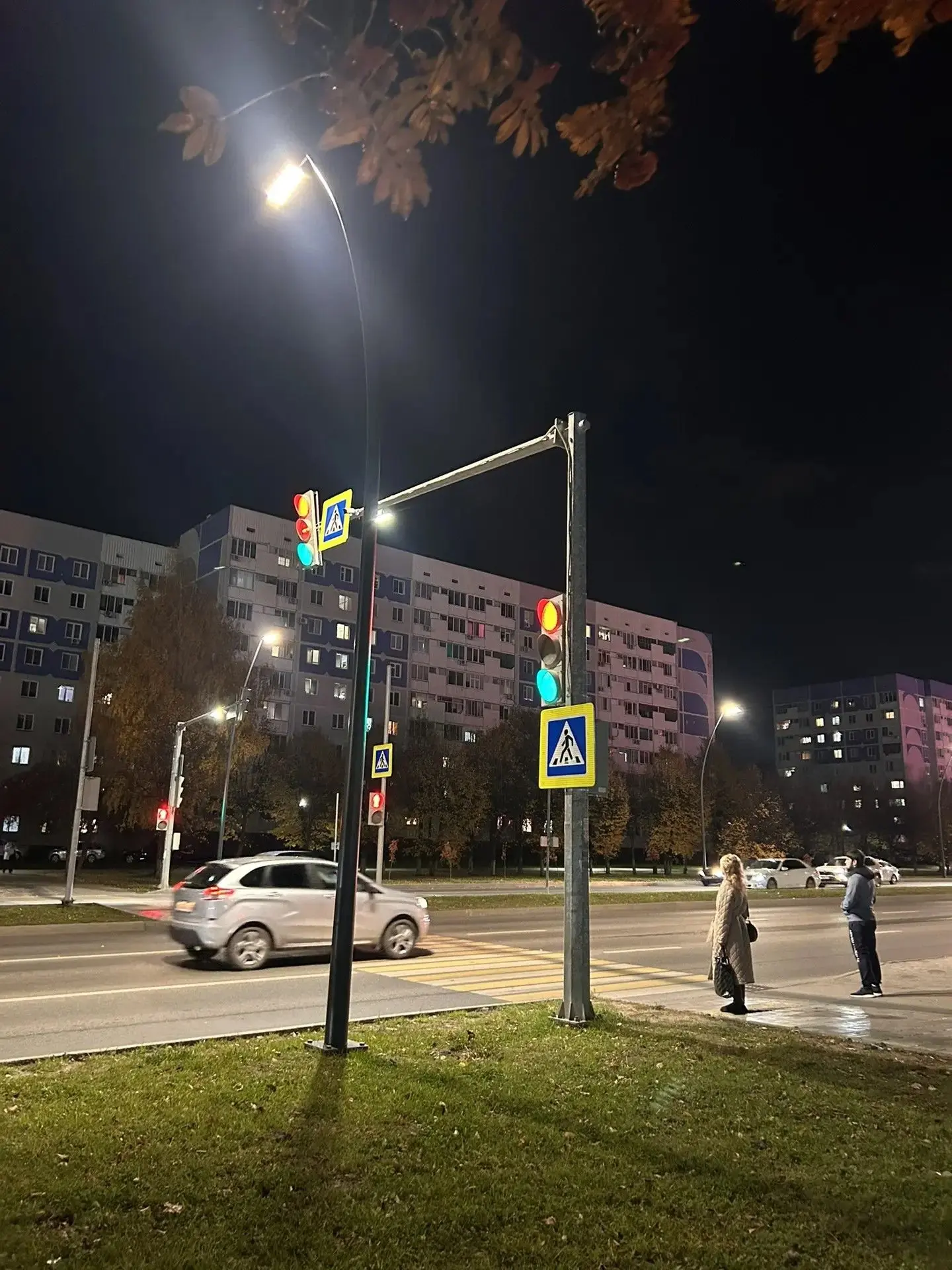 Что происходит со светофором около Эссена на проспекте Мира? Ждут аварийной ситуации? П...