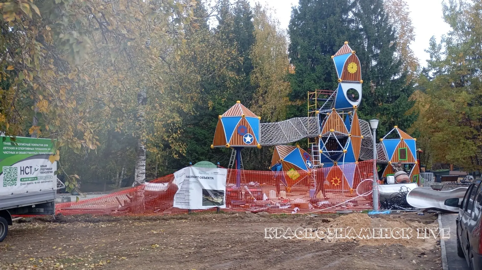 Продолжается строительство детских площадок в Городском парке.