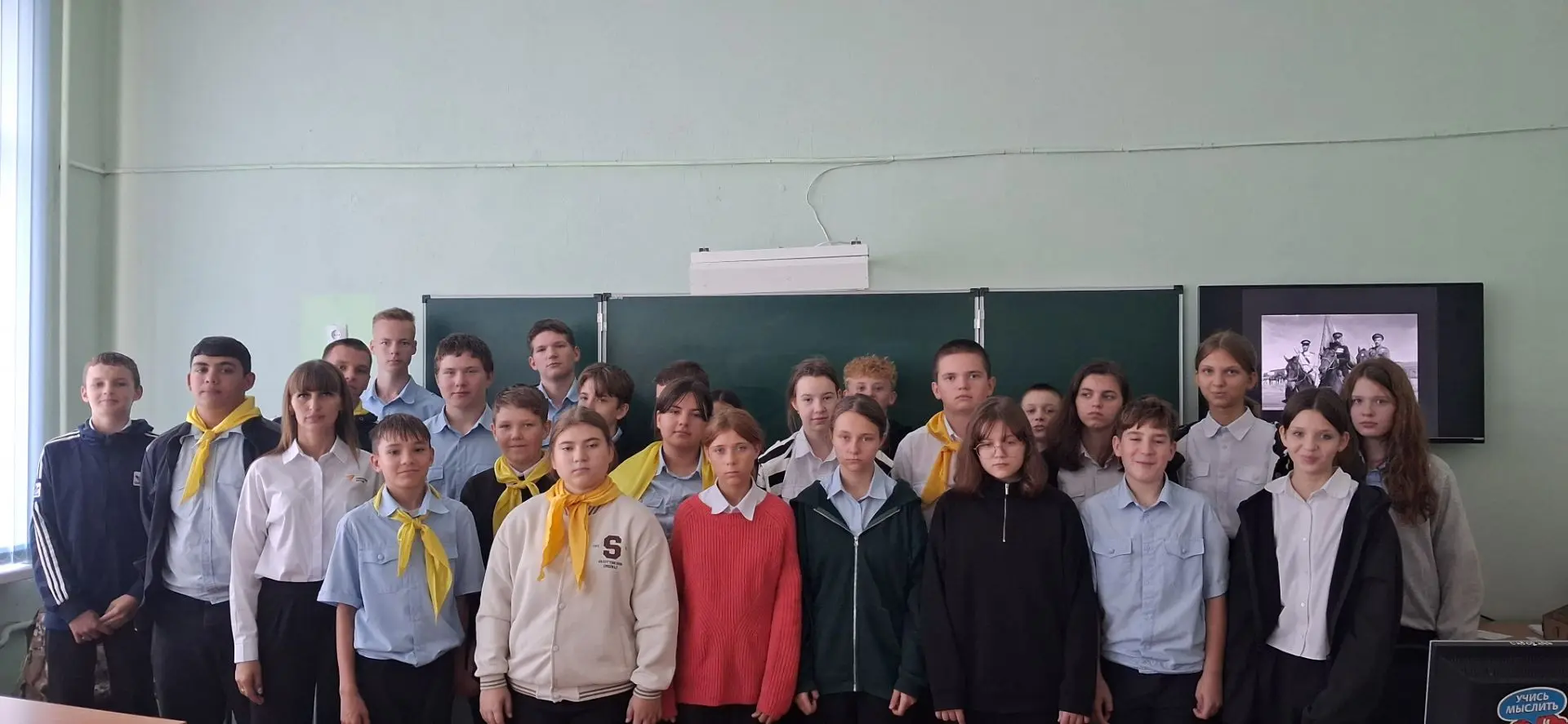 Советник директора по воспитанию Курилова Татьяна провела в школе урок мужества под зна...