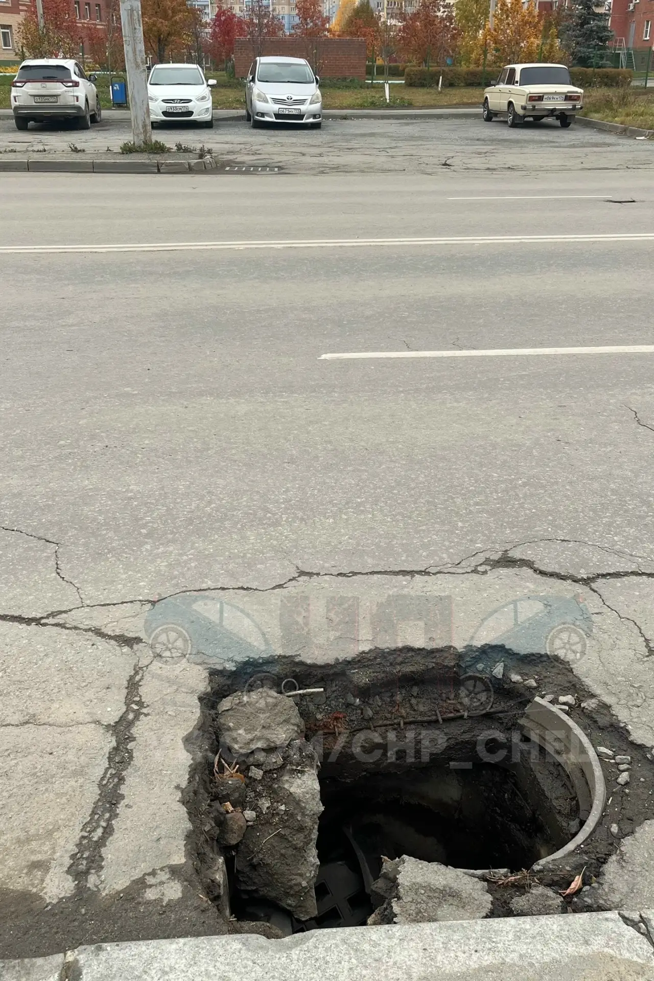 ❗Будьте внимательны! Сегодня жители увидели открытый колодец на улице Зальцмана, напрот...