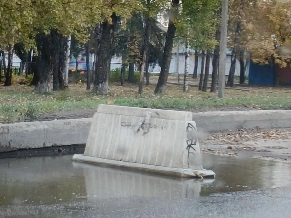 🚧 Яма глубиной полметра держит промзону на Индустриальной в пробке.