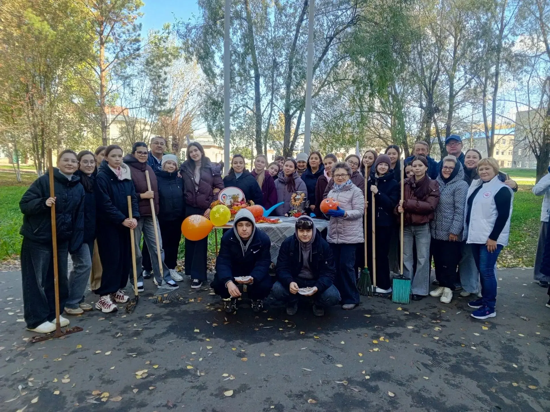 🧹 Субботник в городской больнице: объединились ради чистоты! 🧹
