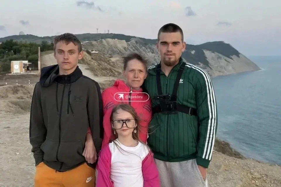 22-летний екатеринбуржец оформил опеку над младшими братом и сестрой после гибели родит...
