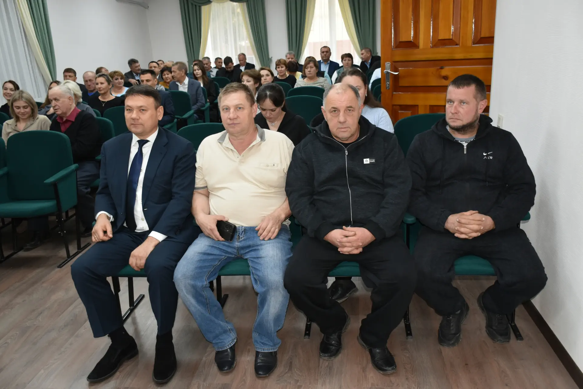 НА ОПЕРАТИВНОМ СОВЕЩАНИИ