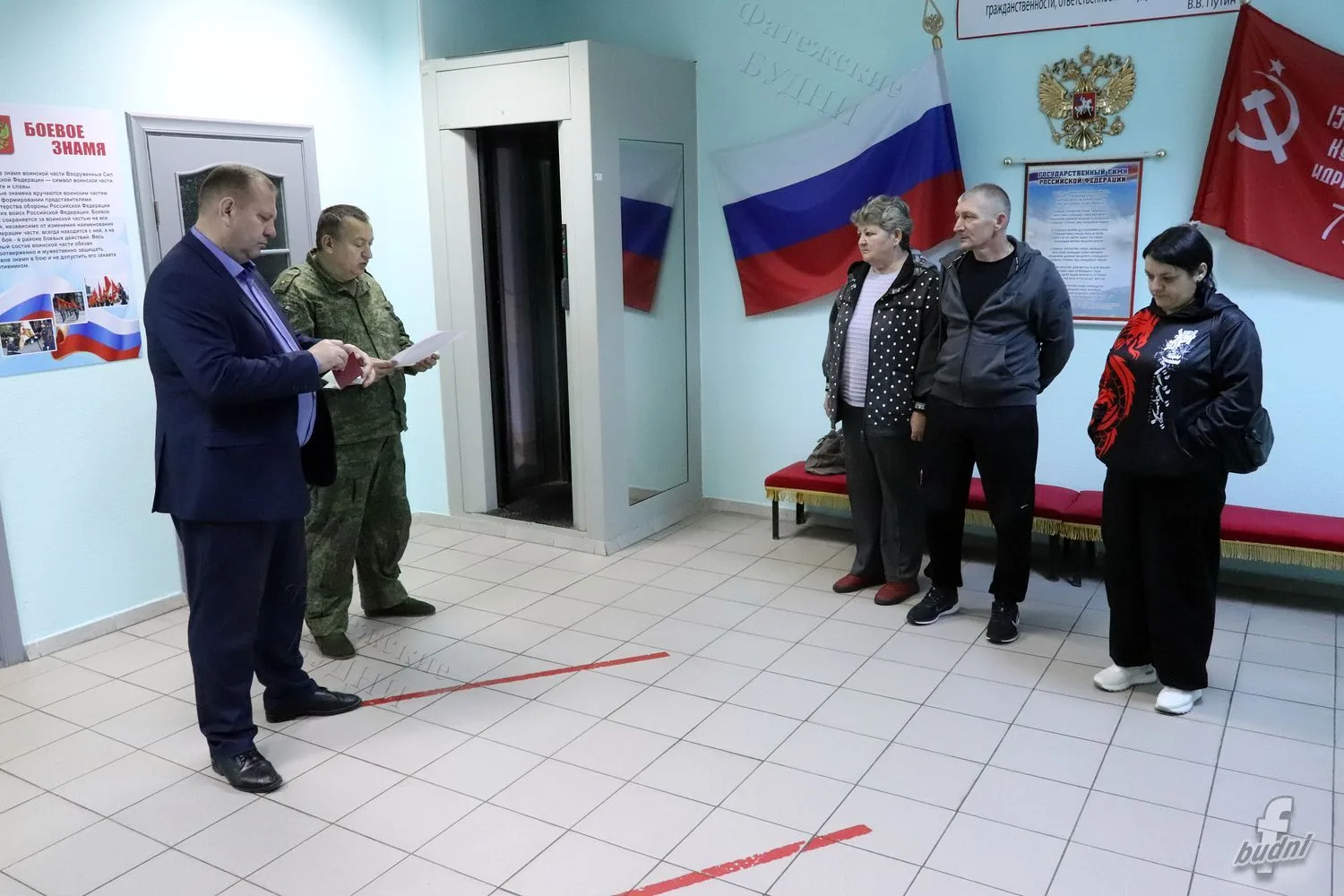 Сегодня в Фатежском военкомате прошла торжественная церемония, на которой передали орде...