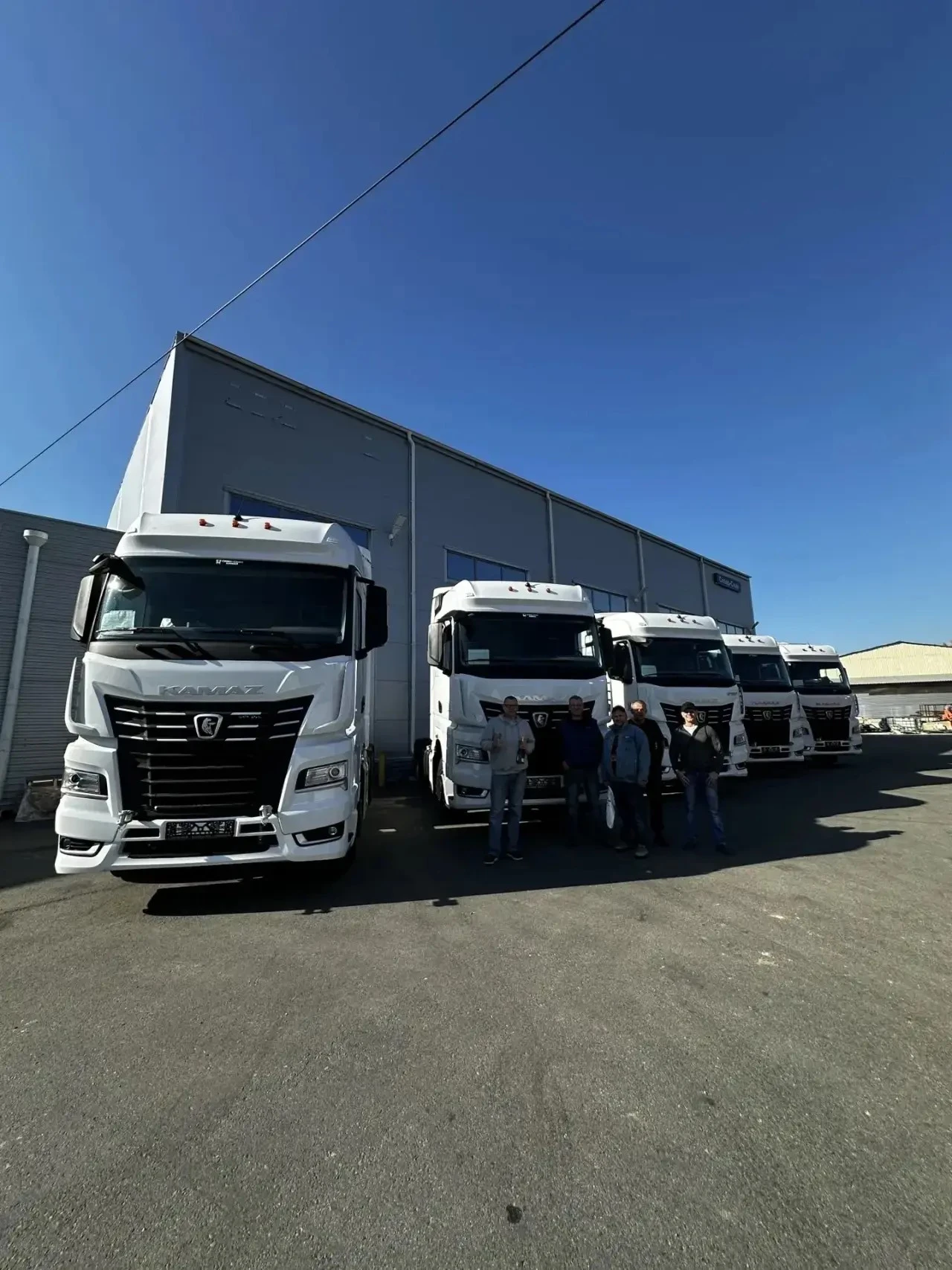 🚛Партия из пяти флагманских седельных тягачей новейшего поколения К5 передана крупной ...