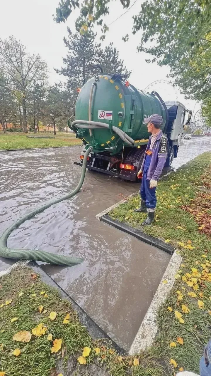 В Анапе откачивают воду на подтопленных участках