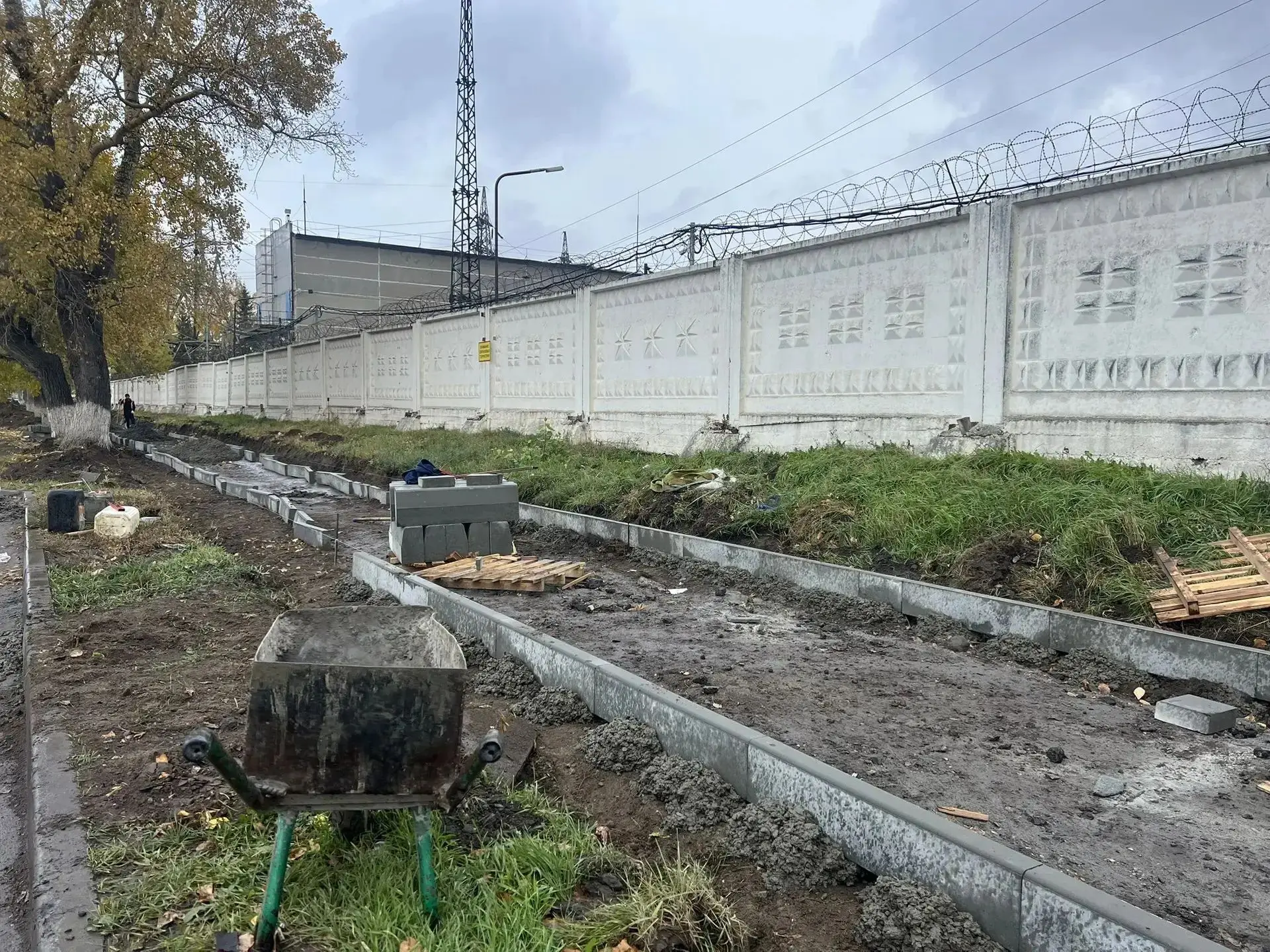 Стартовал ремонт тротуара по улице Б. Хмельницкого.
