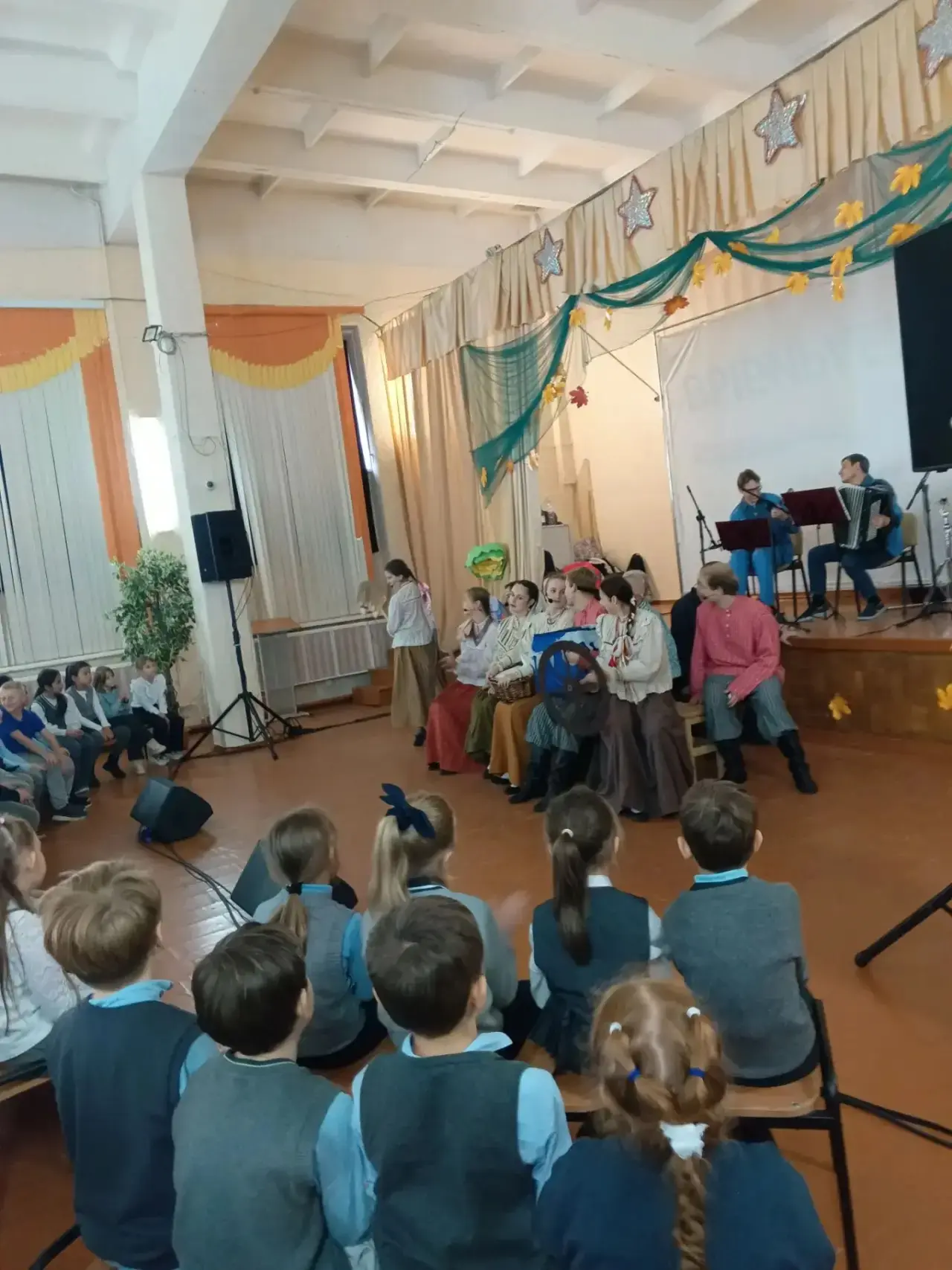 Сегодня , в рамках года единства народов России 🇷🇺, прошёл спектакль "Как Шиш с Левшо...