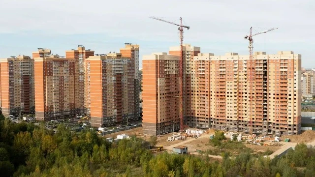 Два крана и фасадный подъемник: в Подольске возобновили стройку нового дома