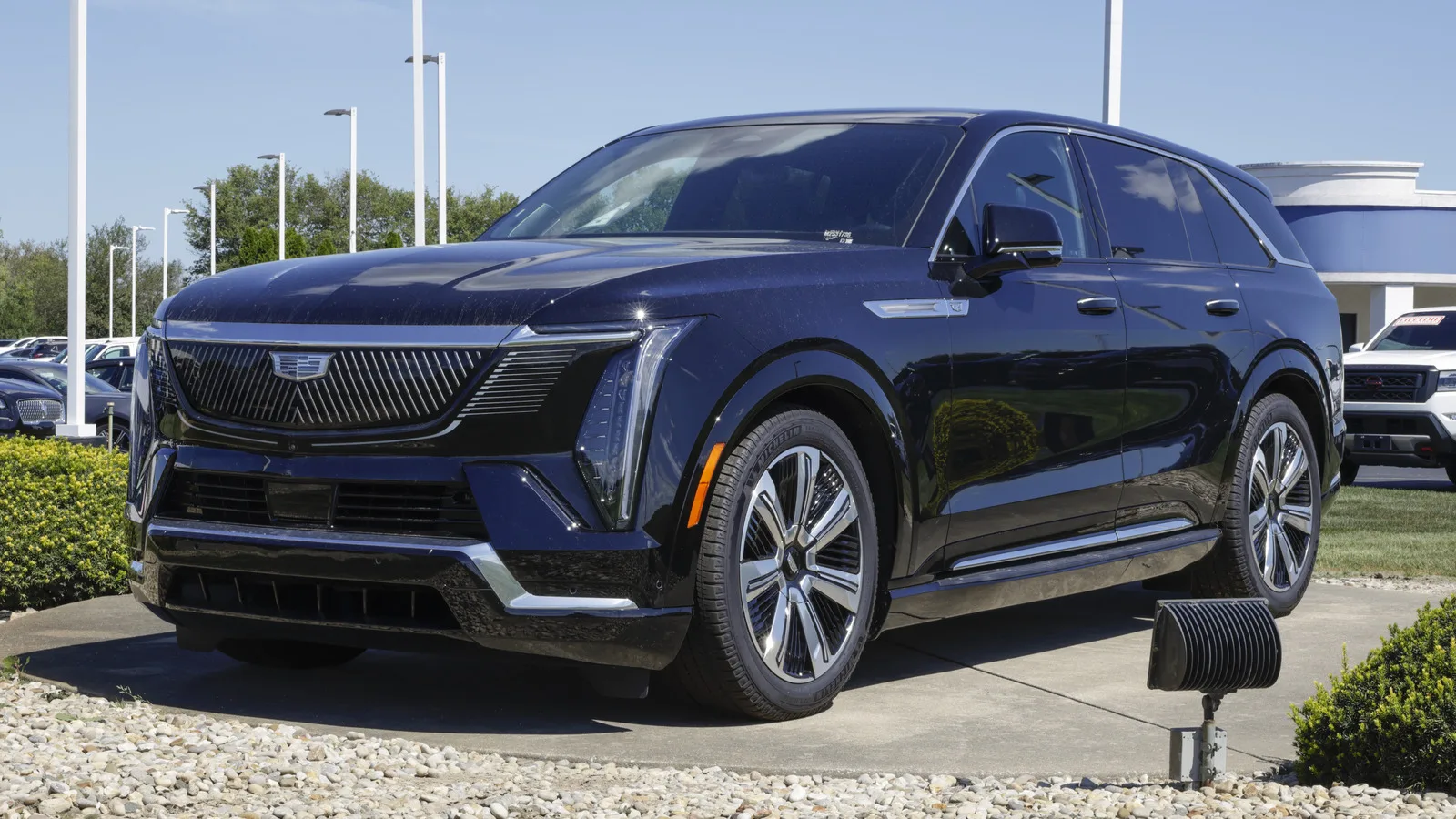 Пожар на дилерском центре Cadillac в Техасе уничтожил шесть электромобилей