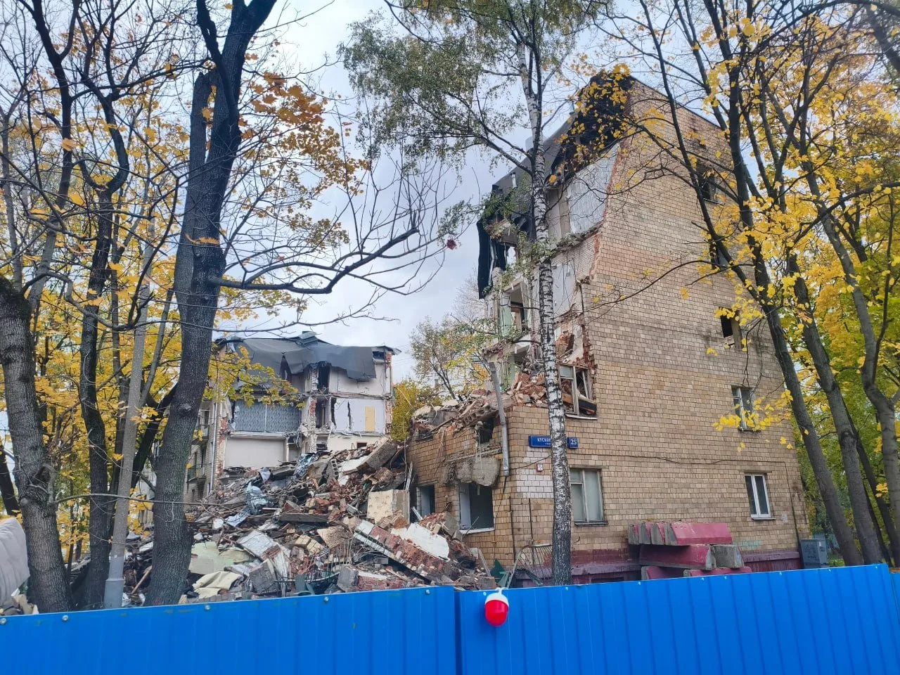 Дом на Кусковской, 25к2, тоже подвергся сносу в начале этой недели. Скоро площадку зачи...