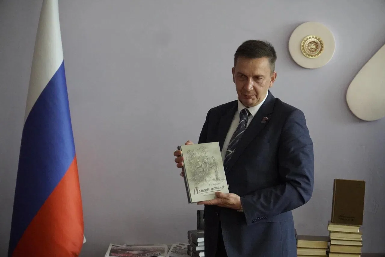 📚 В библиотеку Новой Каховки привезли книги и настольные игры для активистов