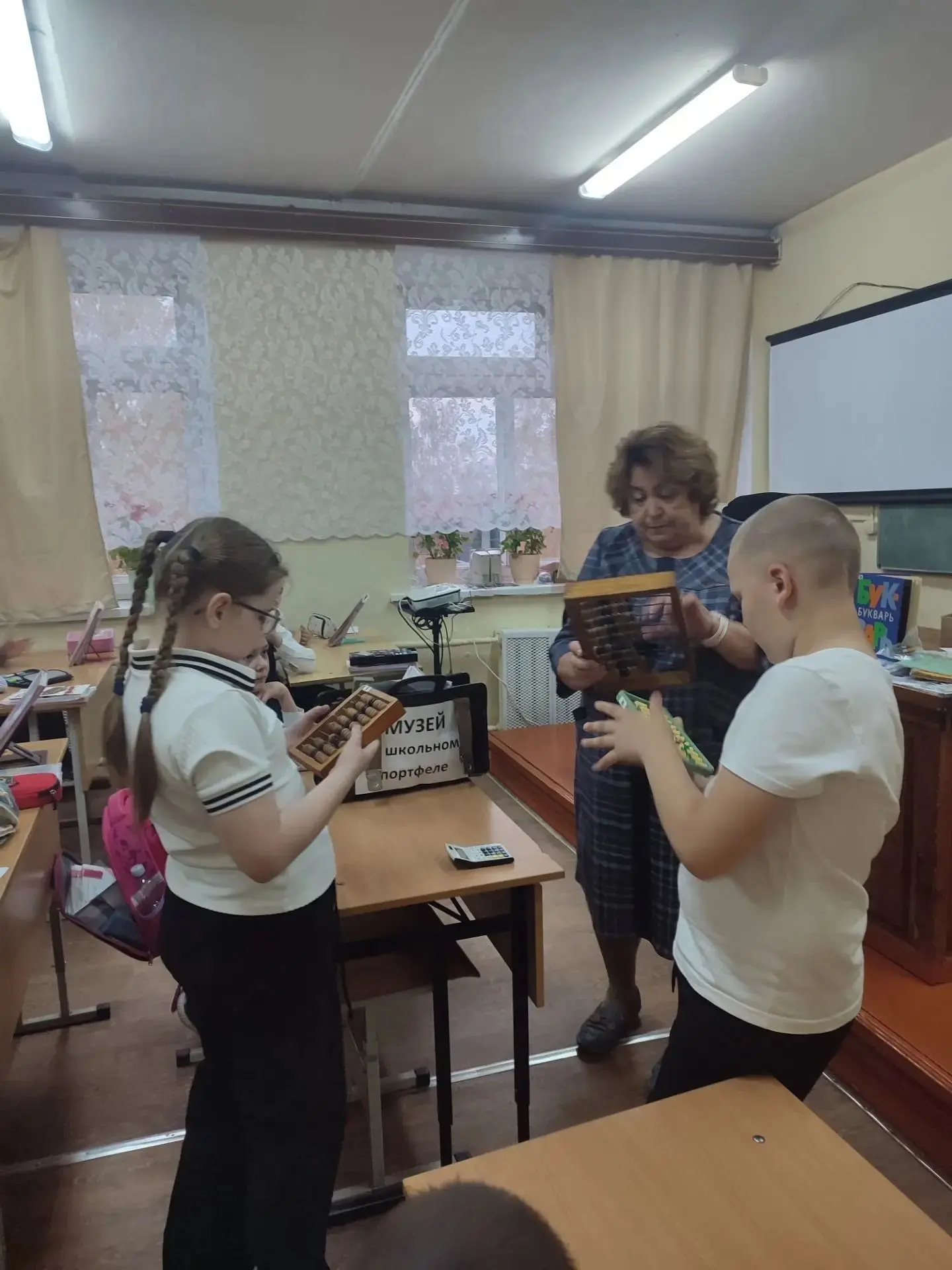 Продолжается знакомство с историей школы на музейных уроках "Старая школа". Погружались...