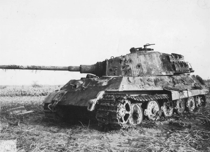 Немецкий тяжёлый танк  «Королевский тигр» из состава 506-го тяжёлого танкового батальон...