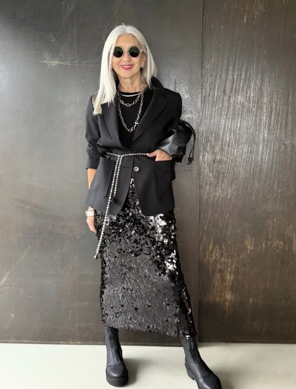 Сияй ярче: стильный total black с пайетками и акцентными деталями 🖤✨