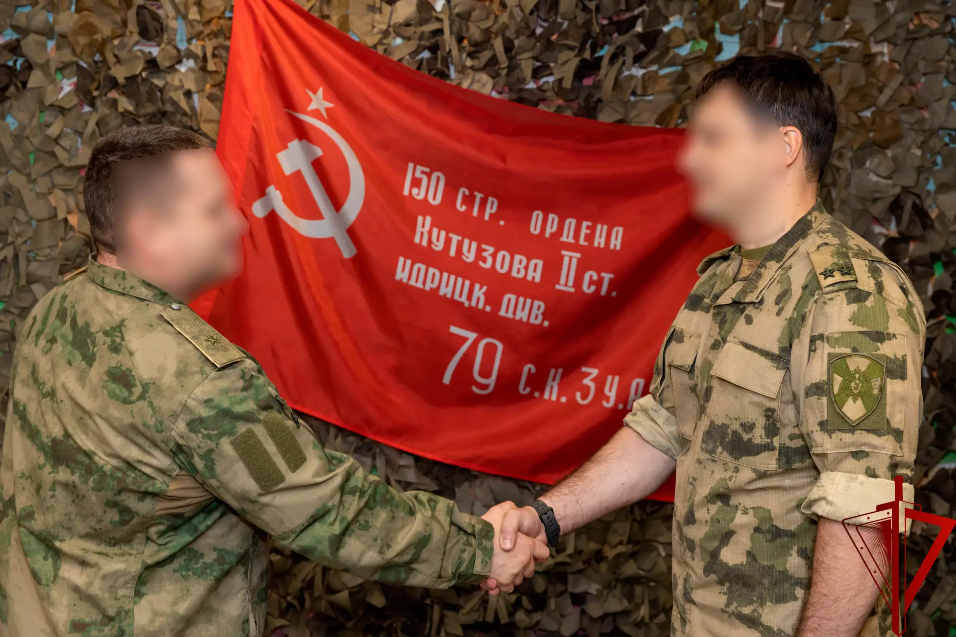 В ДНР командующий группировкой вручил награды росгвардейцам, отличившимся при выполнени...
