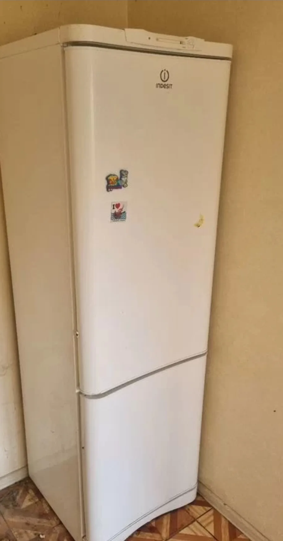 Холодильник Indesit. Двухкамерный. Высота 185 см. Со следами эксплуатации, но полностью...