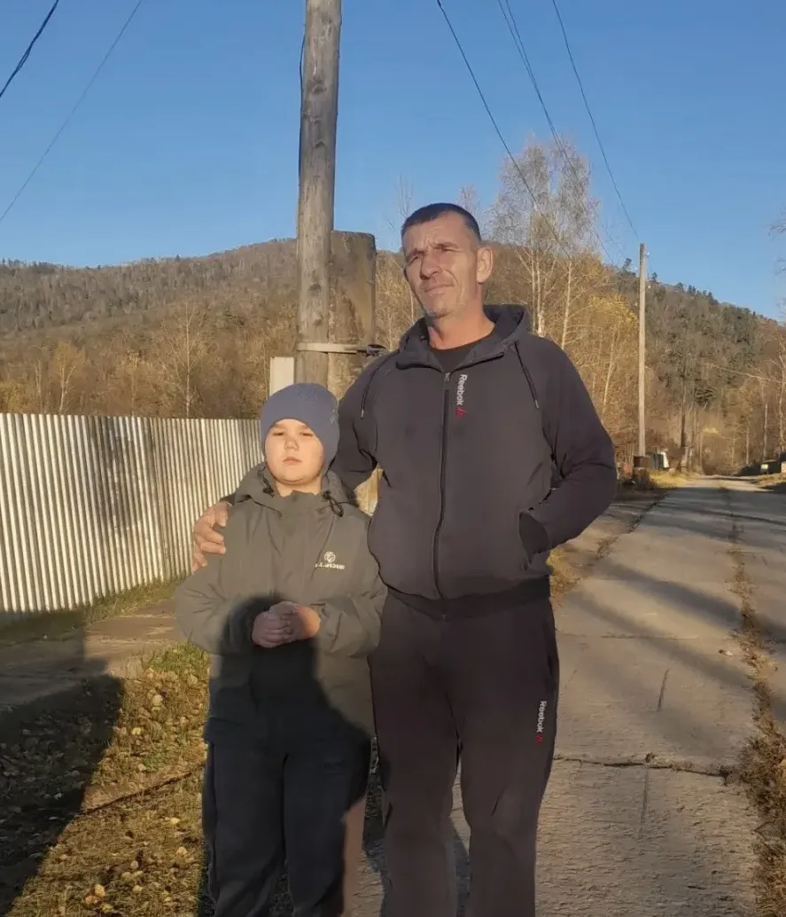 Мой папа работает в лесу, на тракторе. Он трудится на лесозаготовке. Мы с папой вместе ...