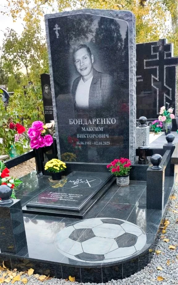 На могиле Максима Бондаренко установили памятник 💙