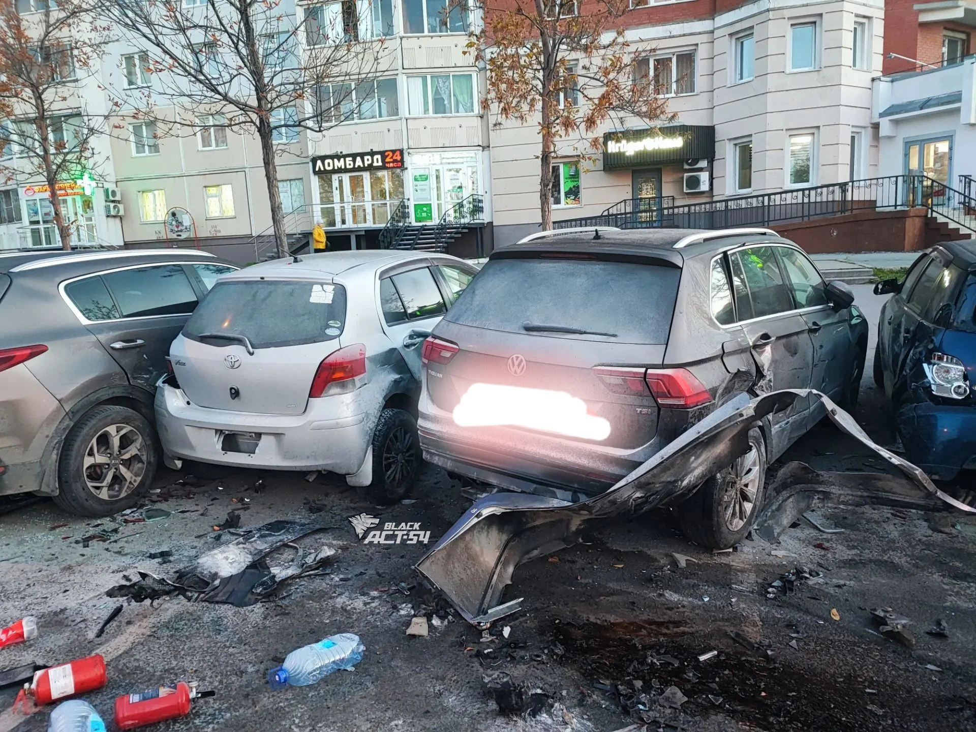 🔥🚙 Ночью на улице Тюленина водитель седана потерял управление, влетел в припаркованны...