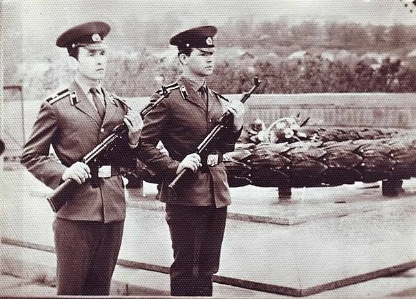 Курсанты СВВИУХЗ на посту у Вечного огня на братской могиле Воскресенского кладбища