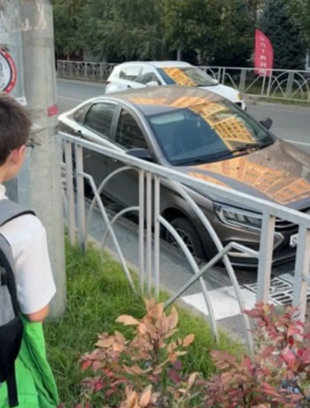 🚧 Открытая ливневка на Тухачевского стала причиной порчи авто