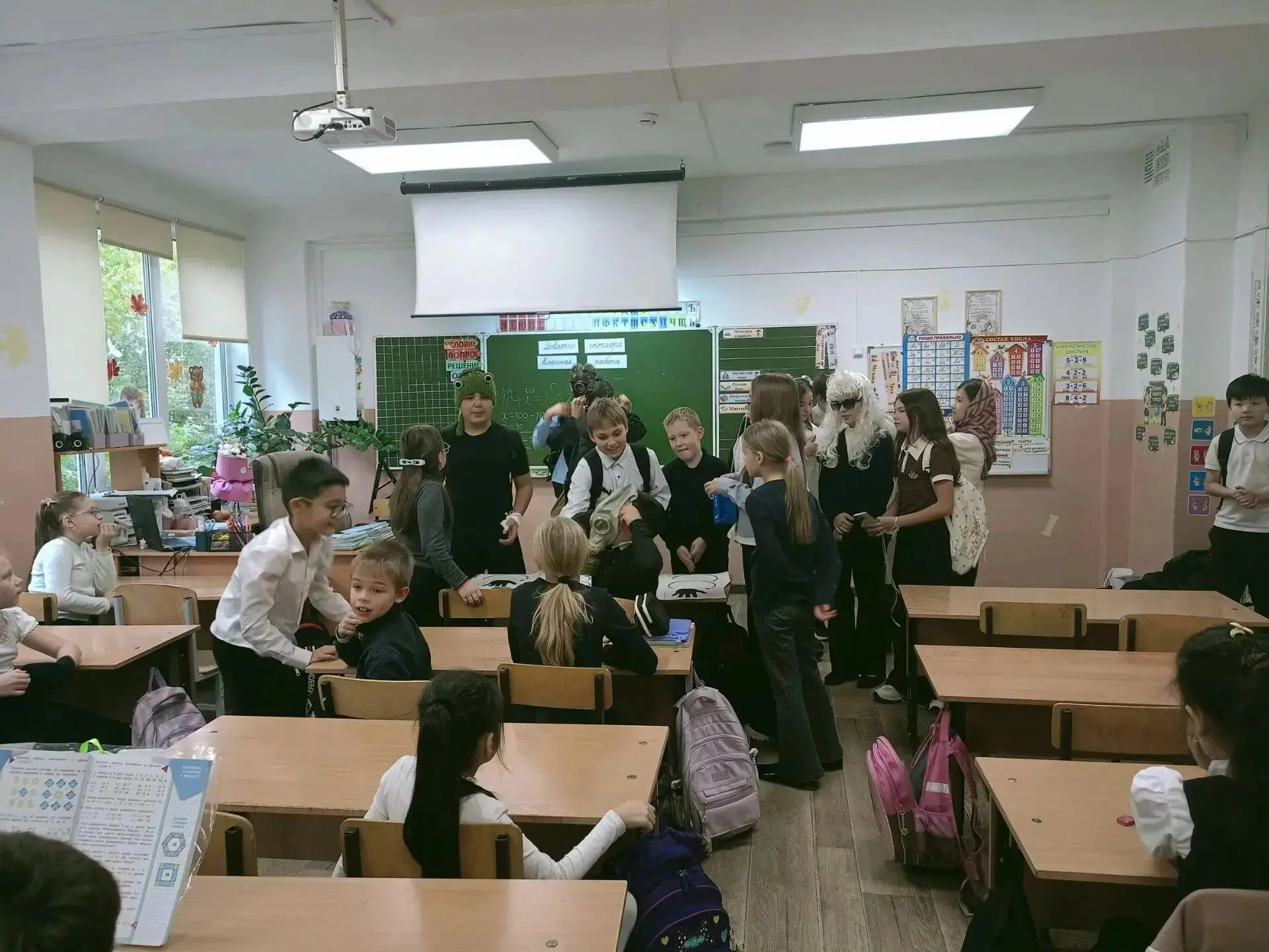 Вы только посмотрите, что придумали ребята из 6 «В»! 🎭 Они пришли в костюмах бременски...