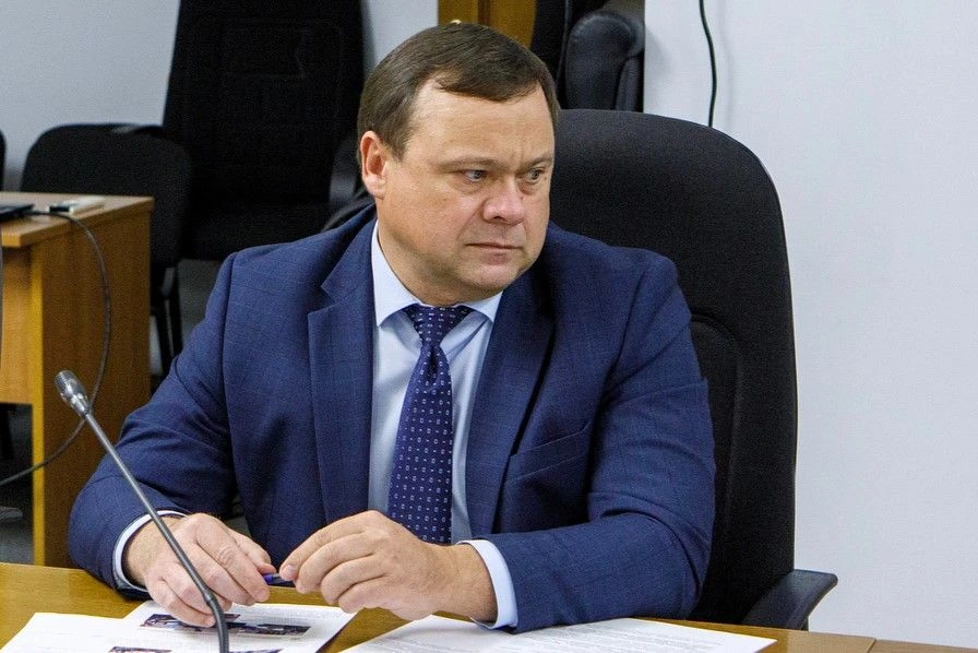 Юрий Матузов поздравляет с 50-летием управляющего отделением Социального фонда России п...